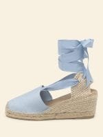 Alpargata de mujer cuña alta en color azul bebé con cintas, hecha a mano en España.