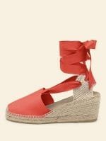Alpargata de mujer cuña alta de 6 centímetros en color Coral con cintas, hecha a mano en España.