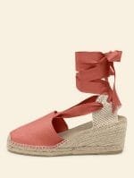 Alpargata de mujer cuña alta de 6 centímetros en color Coral B con cintas, hecha a mano en España.