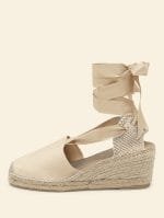 Alpargata de mujer cuña alta de 6 centímetros en color Crudo con cintas, hecha a mano en España.