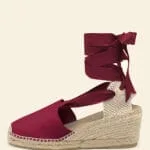 Alpargata de mujer cuña de 6 centímetros en color Granate con cintas, hecha a mano en España.