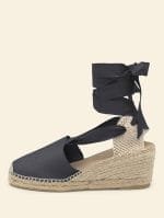 Alpargata de mujer cuña alta de 6 centímetros en color Gris Plomo con cintas, hecha a mano en España.