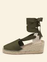 Alpargata de mujer cuña alta de 6 centímetros en color Kaki con cintas, hecha a mano en España.