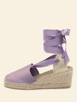 Alpargata de mujer cuña alta de 6 centímetros en color Lila con cintas, hecha a mano en España.