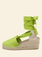 Alpargata de mujer cuña alta de 6 centímetros en color Pistacho con cintas, hecha a mano en España.