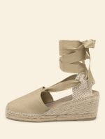 Alpargata de mujer cuña alta de 6 centímetros en color Yute con cintas, hecha a mano en España.