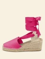 Alpargata de mujer cuña alta de 6 centímetros en color Fucsia con cintas, hecha a mano en España.