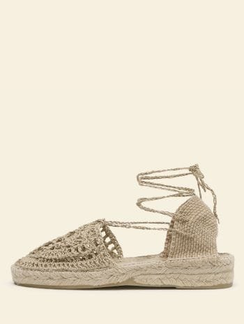 Alpargata crochet Carmen de mujer hecha a mano en Barcelona, diseño artesanal con estilo tradicional.