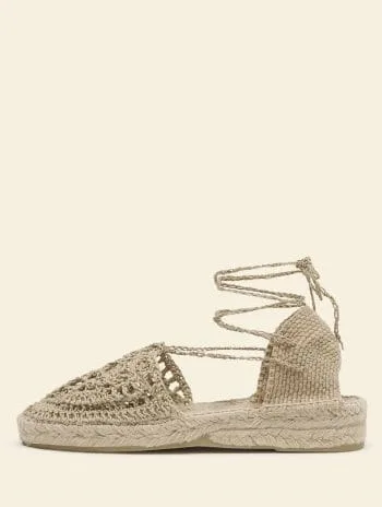 Alpargata crochet Carmen de mujer hecha a mano en Barcelona, diseño artesanal con estilo tradicional.