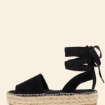 Alpargata de mujer Rambles, confeccionada en serraje, disponible en color Negro, Cuero y Lion, esta alpargata destapada de la punto se puede utilizar de dos formas, con cintas o con una pulsera.