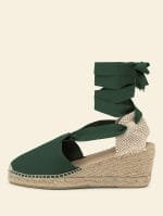 Alpargata de mujer cuña alta de 6 centímetros en color Verde Bosque con cintas, hecha a mano en España.
