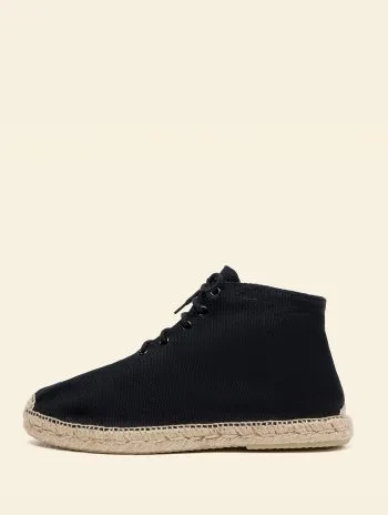 Alpargata Bota tradicional, en color negro. Este modelo unisex es una alpargata con mucha historia, fabricado en La Manual Alpargatera, Barcelona.