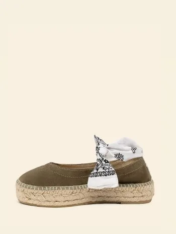 Alpargata plataforma Aitana, una alpargata para mujer, con bandana que se ata en un nudo al tobillo.