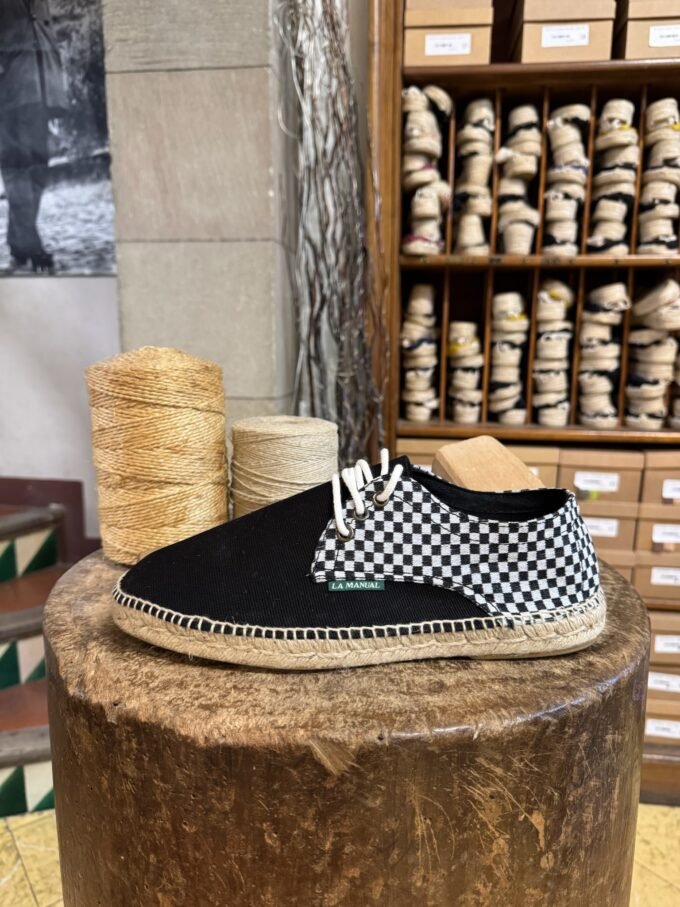 Alpargata artesanal modelo Mundet, edición limitada, confeccionada a mano en Barcelona con telas exclusivas. Diseño en blanco y negro con suela de yute natural.