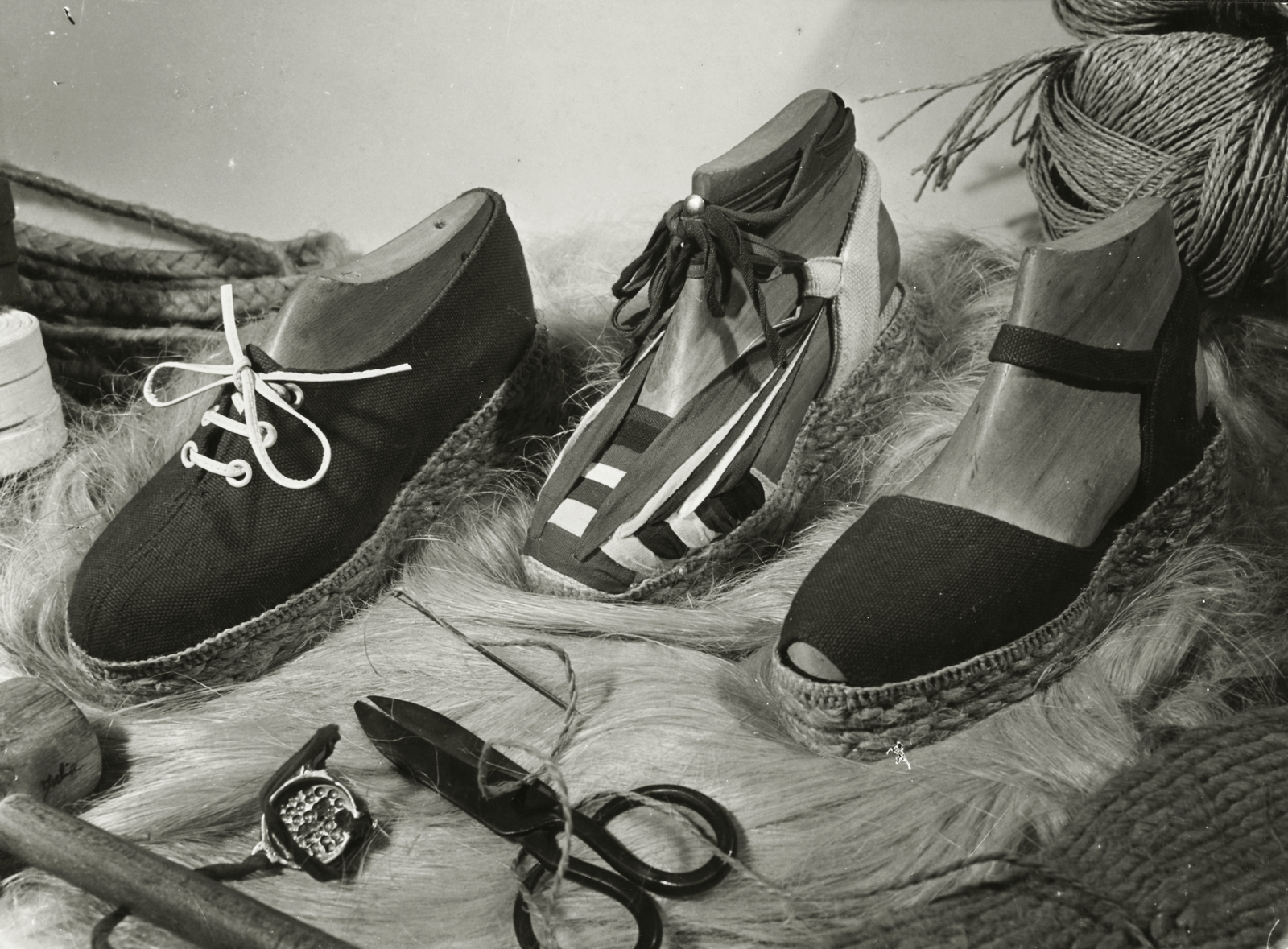 Imagen blanco y negro De alpargatas y herramientas de La Manual Alpargtera