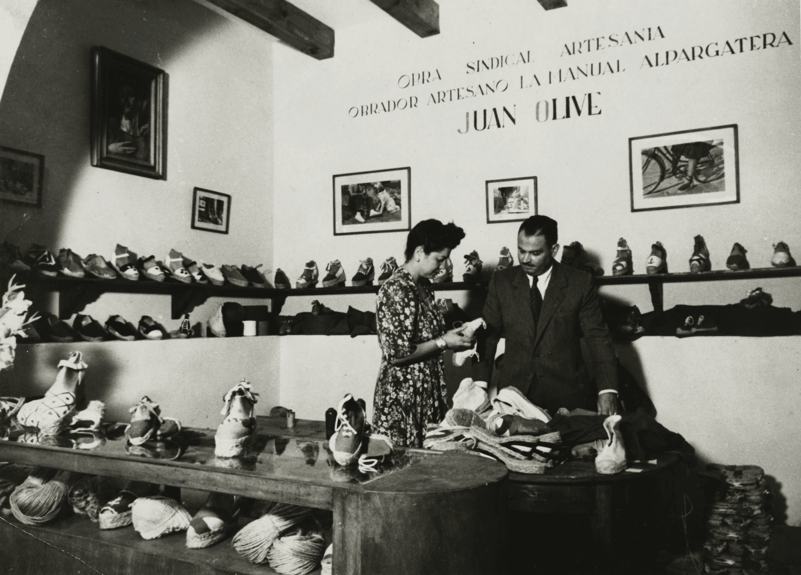 La Manual Alpargatera en su pequeña tienda de El Pueblo Español, aquí Emilia Garcia, y Joan Olivé.