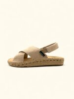 Alpargata para mujer modelo Marina, fabricado en ante de color arena, modelo cruzado, con suela anatómica de yute y plantilla acolchada.