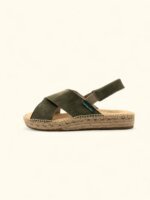 Alpargata para mujer modelo Marina, fabricado en ante de color arena, modelo cruzado, con suela anatómica de yute y plantilla acolchada.