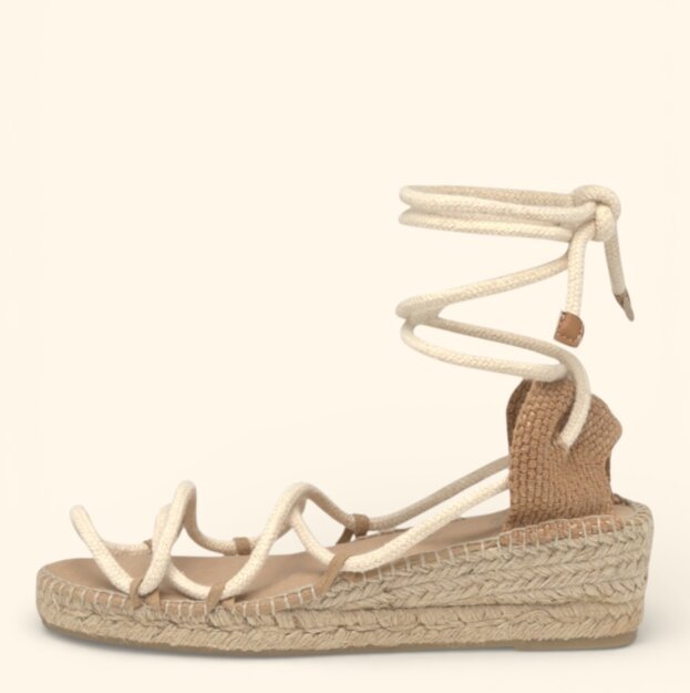 Alpargata de mujer Port con cuña tipo romana con cordones de algodón para atar a la pierna, color crudo.