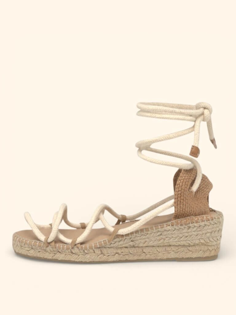 Alpargata de mujer Port con cuña tipo romana con cordones de algodón para atar a la pierna, color crudo.